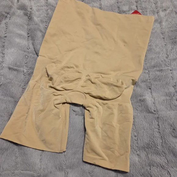 ✨️SPANX Assets Shaping High-Waist Shorts in Tan✨️ - Picture 4 of 4